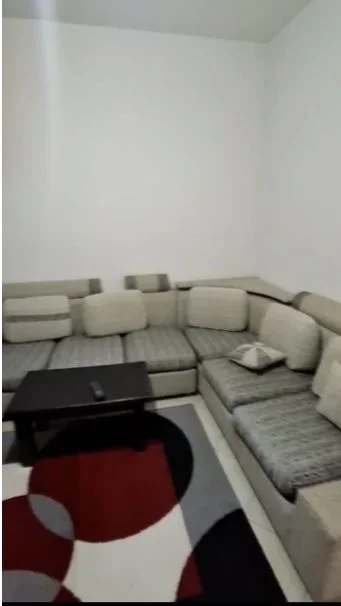 Tirane, jepet me qera Vile 1+1 Kati 1, 50 m² 300 € (JEPET ME QERA SUPER HYRJA 1+1 NE QYTET STUDENT TEK SHKOLLA FLABINA.)