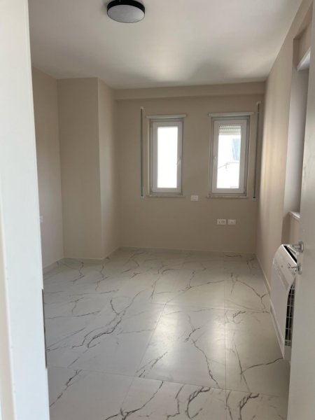 Tirane, jepet me qera apartament 3+1 Kati 4, 130 m² 1.000 € (JEPET SUPER APARTAMENT ME QERA 3+1 NE RRUGE TE DURRESIT TEK KAFE FLORA)