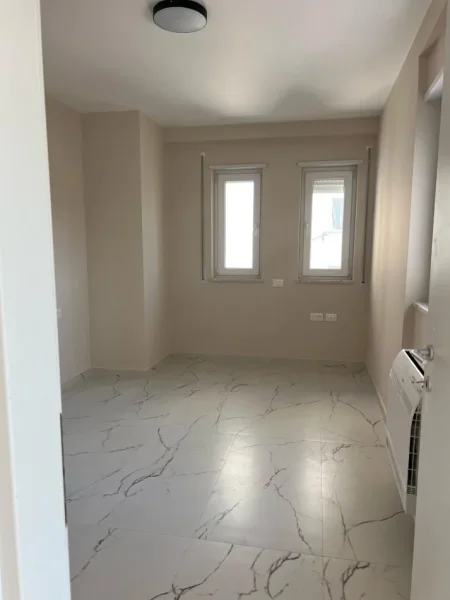 Tirane, jepet me qera apartament 3+1 Kati 4, 130 m² 1.000 € (JEPET SUPER APARTAMENT ME QERA 3+1 NE RRUGE TE DURRESIT TEK KAFE FLORA)