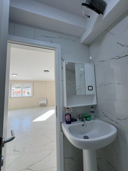 Tirane, jepet me qera apartament 3+1 Kati 4, 130 m² 1.000 € (JEPET SUPER APARTAMENT ME QERA 3+1 NE RRUGE TE DURRESIT TEK KAFE FLORA)