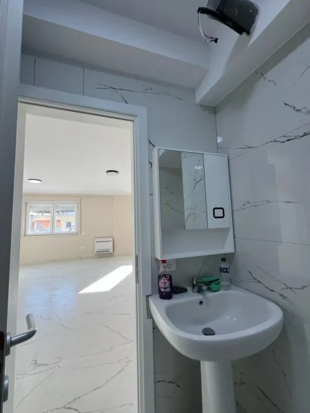Tirane, jepet me qera apartament 3+1 Kati 4, 130 m² 1.000 € (JEPET SUPER APARTAMENT ME QERA 3+1 NE RRUGE TE DURRESIT TEK KAFE FLORA)
