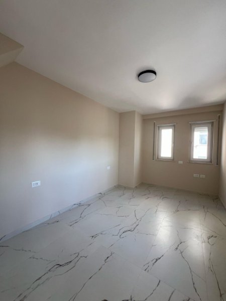Tirane, jepet me qera apartament 3+1 Kati 4, 130 m² 1.000 € (JEPET SUPER APARTAMENT ME QERA 3+1 NE RRUGE TE DURRESIT TEK KAFE FLORA)