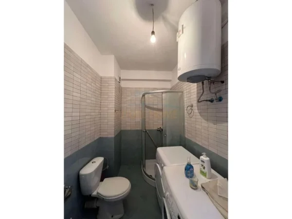 Tirane, jepet me qera 1+1 Kati 5, 57 m² 250 € (UNAZA E RE)