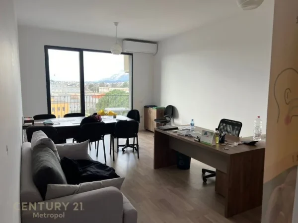 Tirane, jepet me qera 2+1 Kati 4, 100 m² 500 € (Rruga Kongresi i Manastirit)