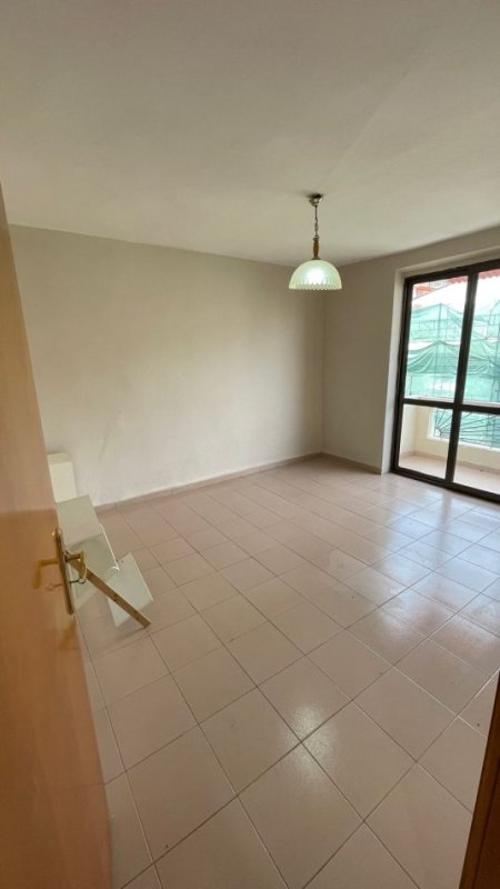 Tirane, jepet me qera apartament 2+1+Ballkon Kati 4, 65 m² 350 € (21 Dhjetori)