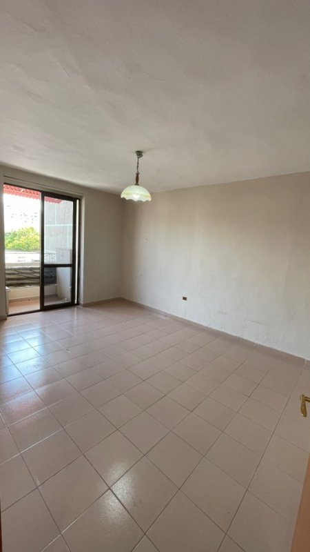 Tirane, jepet me qera apartament 2+1+Ballkon Kati 4, 65 m² 350 € (21 Dhjetori)
