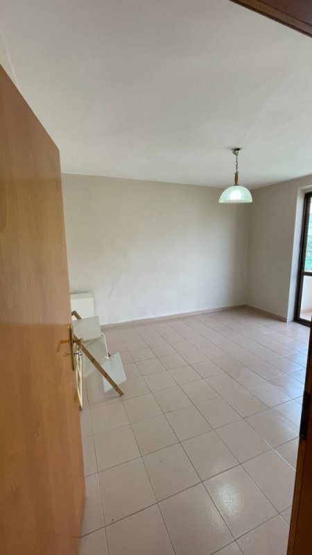 Tirane, jepet me qera apartament 2+1+Ballkon Kati 4, 65 m² 350 € (21 Dhjetori)