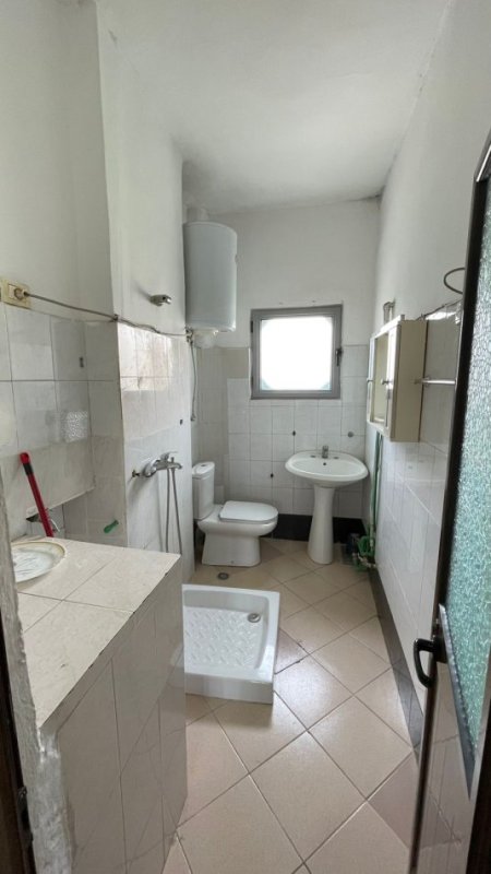 Tirane, jepet me qera apartament 2+1+Ballkon Kati 4, 65 m² 350 € (21 Dhjetori)