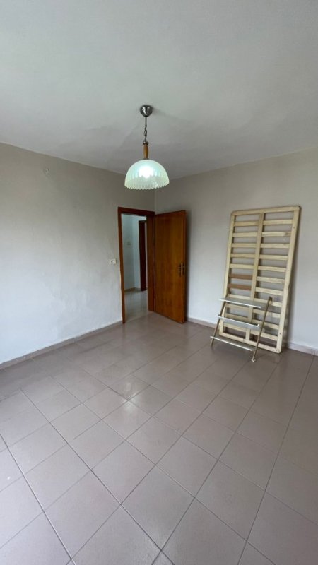 Tirane, jepet me qera apartament 2+1+Ballkon Kati 4, 65 m² 350 € (21 Dhjetori)