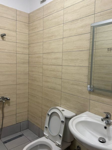 Tirane, jepet me qera apartament 1+1+Ballkon Kati 2, 70 m² 350€