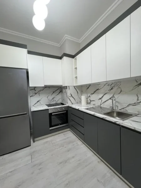Tirane, jepet me qera apartament 1+1+Ballkon Kati 7, 78 m² 650 € (rruga e kavajes)
