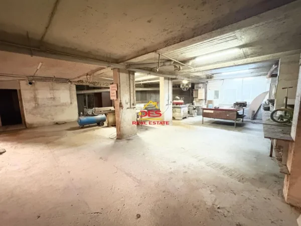 Vlore, shitet garazh | post parkimi Kati -1, 300 m² 103.000 € (Rruga Zaho Koka)