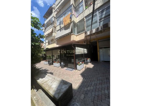 Tirane, jepet me qera bar-kafe Kati 0, 70 m² 1.200 € (RRUGA E BARRIKADAVE)