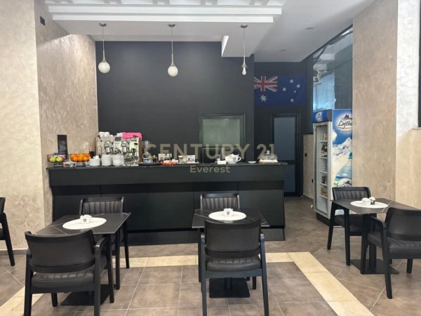 Tirane, jepet me qera bar-kafe Kati 0, 70 m² 1.200 € (RRUGA E BARRIKADAVE)