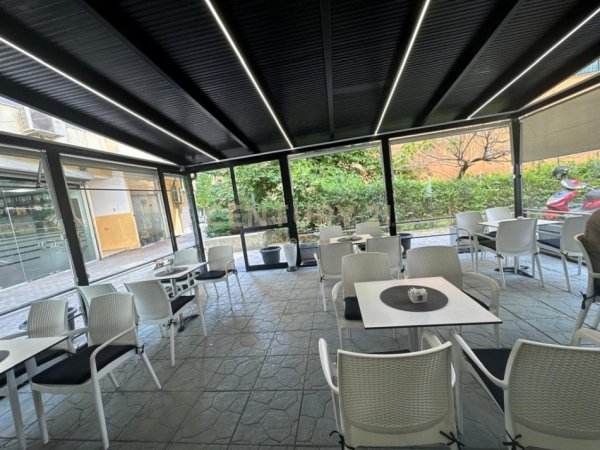 Tirane, jepet me qera bar-kafe Kati 0, 70 m² 1.200 € (RRUGA E BARRIKADAVE)