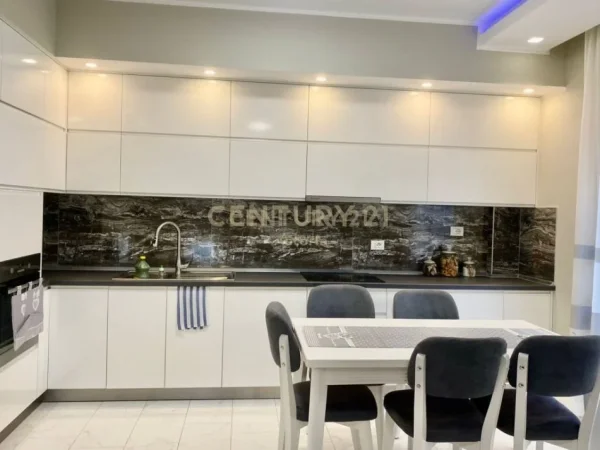 Tirane, jepet me qera apartament 2+1 Kati 5, 115 m² 750 € 