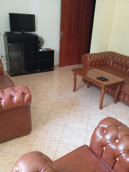 Tirane, jepet me qera shtepi 1+1 Kati 2, 80 m² 300 € (JEPET ME QERA SUPER HYRJE 1+1 NE QYTET STUDENT ME SUPER CMIM PER VETEM 300 EURO/MUAJ)