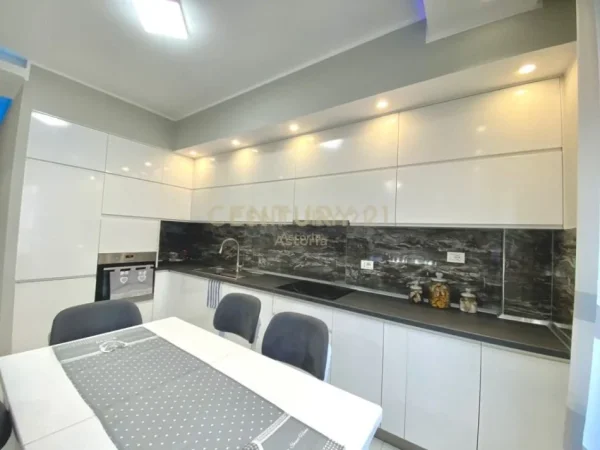 Tirane, jepet me qera apartament 2+1 Kati 5, 115 m² 750 € 