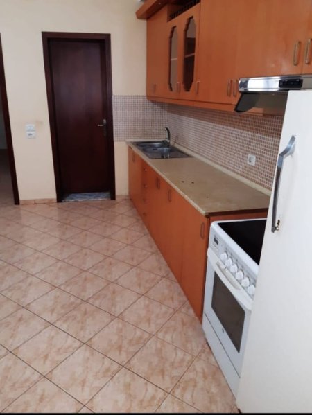 Tirane, jepet me qera shtepi 1+1 Kati 2, 80 m² 300 € (JEPET ME QERA SUPER HYRJE 1+1 NE QYTET STUDENT ME SUPER CMIM PER VETEM 300 EURO/MUAJ)