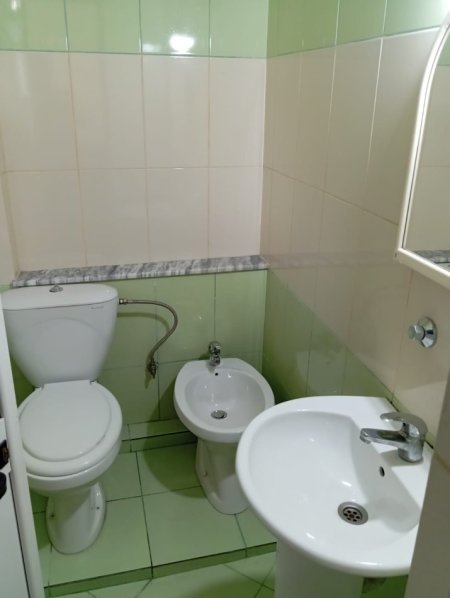 Tirane, jepet me qera shtepi 1+1 Kati 2, 80 m² 300 € (JEPET ME QERA SUPER HYRJE 1+1 NE QYTET STUDENT ME SUPER CMIM PER VETEM 300 EURO/MUAJ)