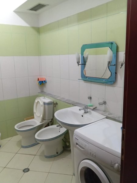 Tirane, jepet me qera shtepi 1+1 Kati 2, 80 m² 300 € (JEPET ME QERA SUPER HYRJE 1+1 NE QYTET STUDENT ME SUPER CMIM PER VETEM 300 EURO/MUAJ)