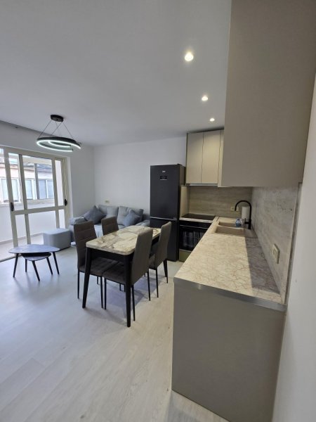 Tirane, jepet me qera apartament 1+1+Ballkon Kati 5, 45 m² 600 € (Myslym Shyri)