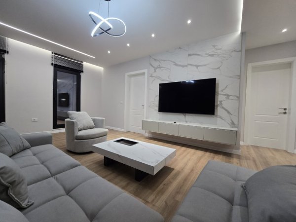 Tirane, jepet me qera apartament 2+1+Aneks+Ballkon Kati 7, 700 € (fusha e aviacionit)