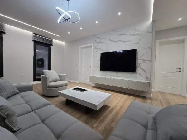 Tirane, jepet me qera apartament 2+1+Aneks+Ballkon Kati 7, 700 € (fusha e aviacionit)