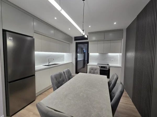 Tirane, jepet me qera apartament 2+1+Aneks+Ballkon Kati 7, 700 € (fusha e aviacionit)