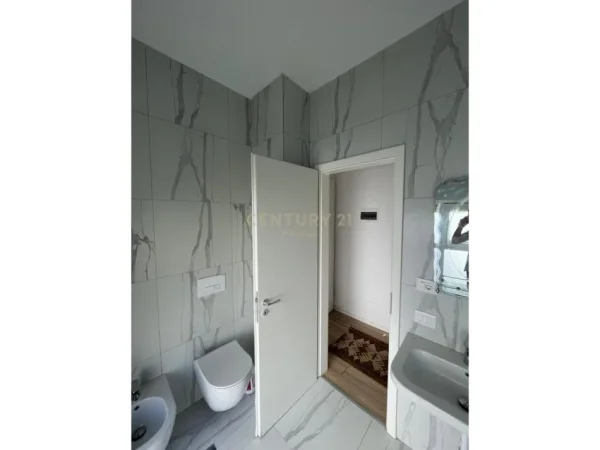 Tirane, jepet me qera apartament 2+1 Kati 4, 85 m² 400 € 