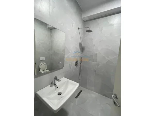 Tirane, jepet me qera 2+1 Kati 5, 85 m² 550 € (Ali Dem)