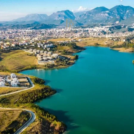 Tirane, shitet Vile 4+1+Ballkon Kati 2, 257 m² 610.000 € (Liqeni i Farkes SAUK)