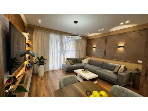 Tirane, shitet apartament 2+1 Kati 2, 105 m² 215.000 € (fusha e aviacionit)