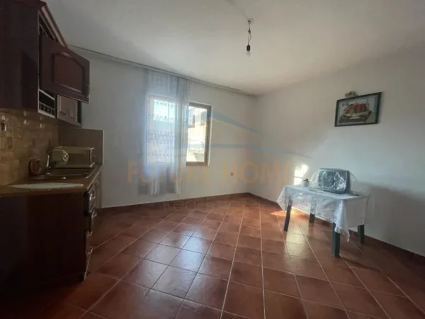 Tirane, shitet 2 Katshe , 294 m² 150.000 € (Institut)