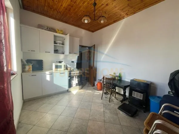 Tirane, shitet 2 Katshe , 294 m² 150.000 € (Institut)