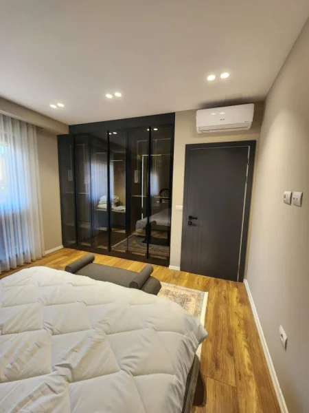 Tirane, jepet me qera apartament 3+1+Ballkon Kati 4, 135 m² 1.500 € (Kompleksi Delijorgji)