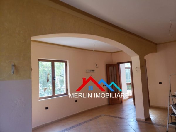 Tirane, jepet me qera ambjent biznesi Kati 4, 270 m² 2.500 € (RRUGA DON BOSKO)