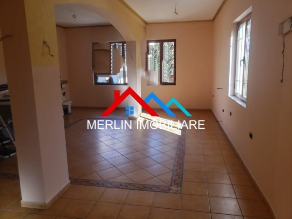 Tirane, jepet me qera ambjent biznesi Kati 4, 270 m² 2.500 € (RRUGA DON BOSKO)