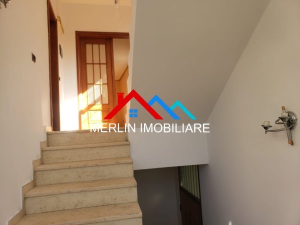 Tirane, jepet me qera ambjent biznesi Kati 4, 270 m² 2.500 € (RRUGA DON BOSKO)