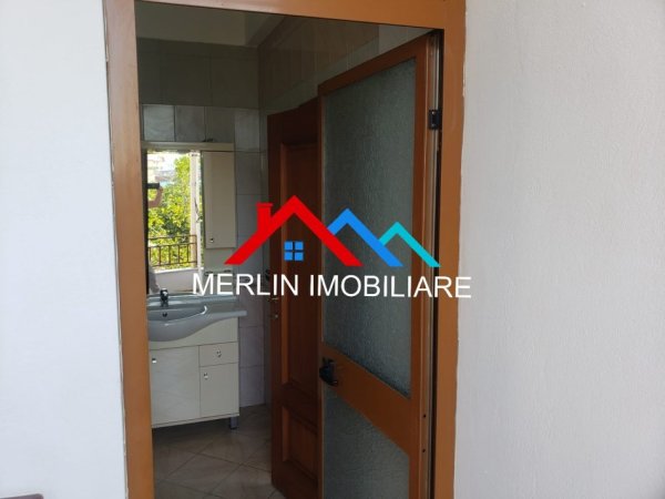 Tirane, jepet me qera ambjent biznesi Kati 4, 270 m² 2.500 € (RRUGA DON BOSKO)