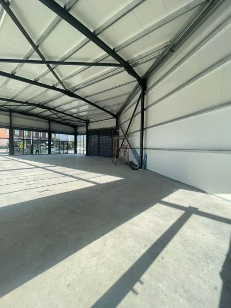 Tirane, jepet me qera magazine Kati 0, 400 m² 1.700 € (Kamez)