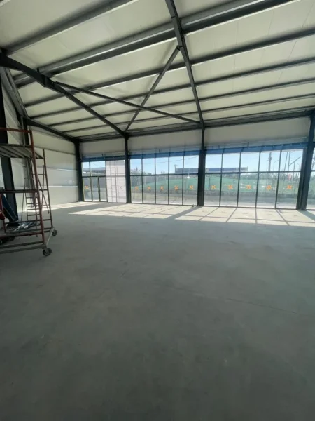 Tirane, jepet me qera magazine Kati 0, 400 m² 1.700 € (Kamez)