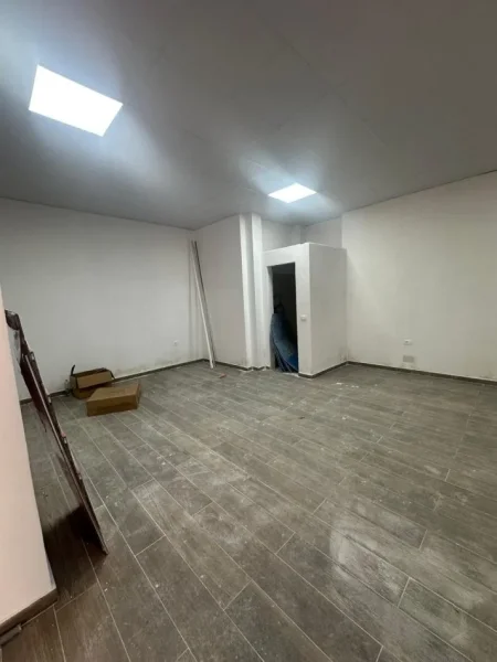 Durres, jepet me qera ambjent biznesi Kati 0, 60 m² 400 € (Ish Rajoni Policise)