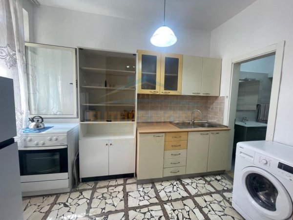 Tirane, jepet me qera apartament 3+1 , 108 m² 800 € (myslym shyri)