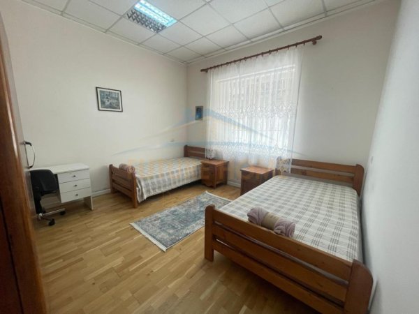Tirane, jepet me qera apartament 3+1 , 108 m² 800 € (myslym shyri)