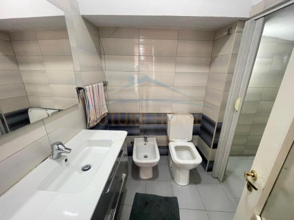Tirane, jepet me qera apartament 3+1 , 108 m² 800 € (myslym shyri)