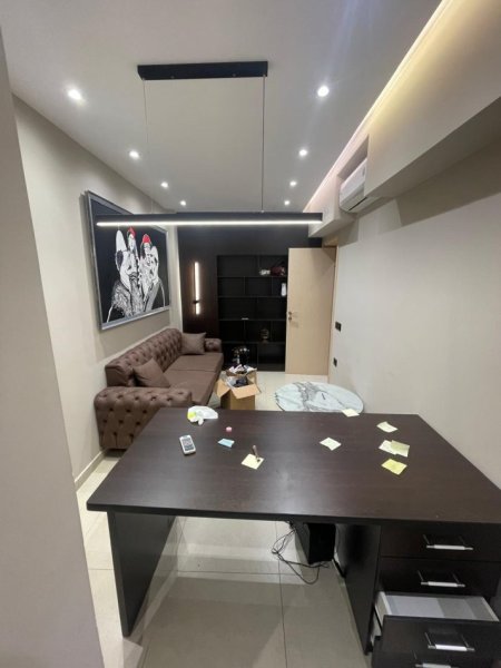 Tirane, jepet me qera zyre Kati 1, 600 € (Myslym Shyri)
