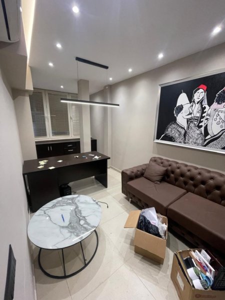 Tirane, jepet me qera zyre Kati 1, 600 € (Myslym Shyri)