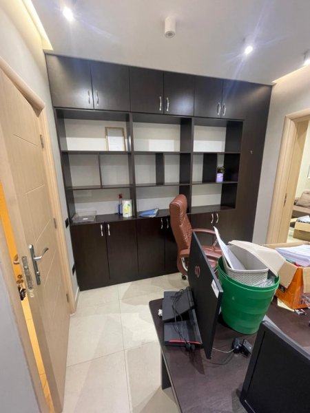 Tirane, jepet me qera zyre Kati 1, 600 € (Myslym Shyri)