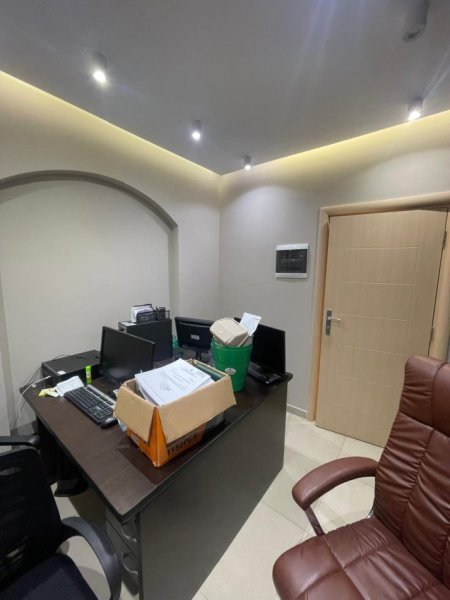 Tirane, jepet me qera zyre Kati 1, 600 € (Myslym Shyri)